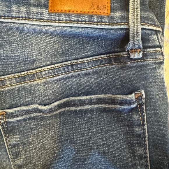 A&F Super Skinny Ultra High Rise 26/2 jeans - Picture 5 of 8